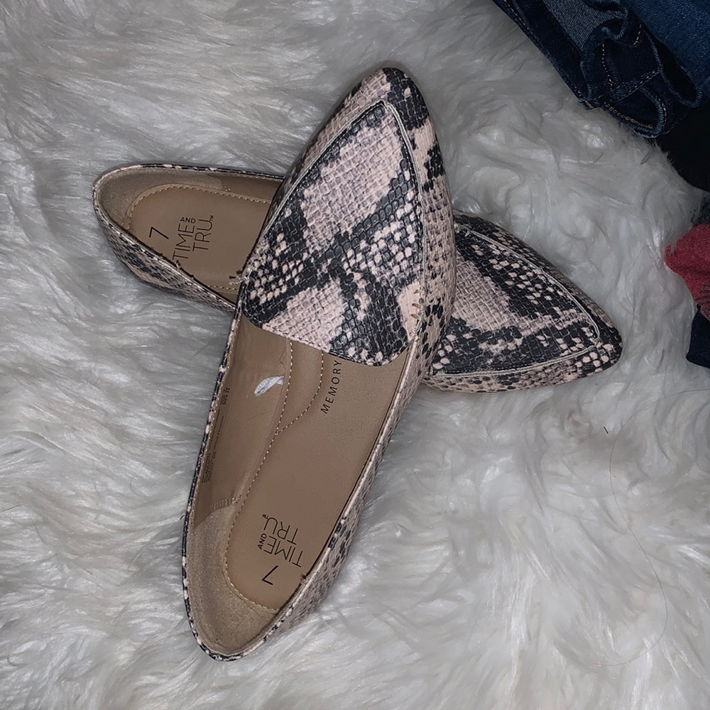 NWOT - Snakeskin flats!